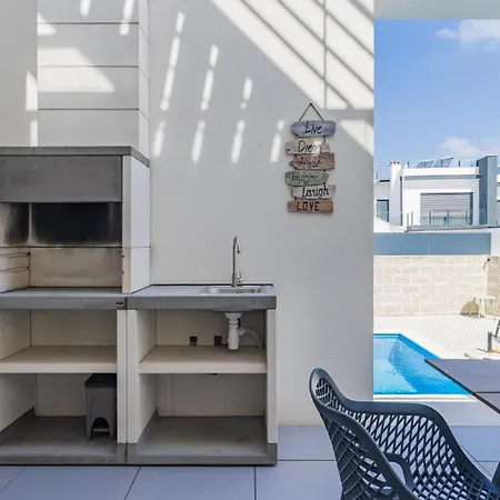 Outstanding With Private Pool By Lovelystay Vila
