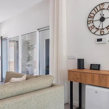 Vila Outstanding With Private Pool By Lovelystay